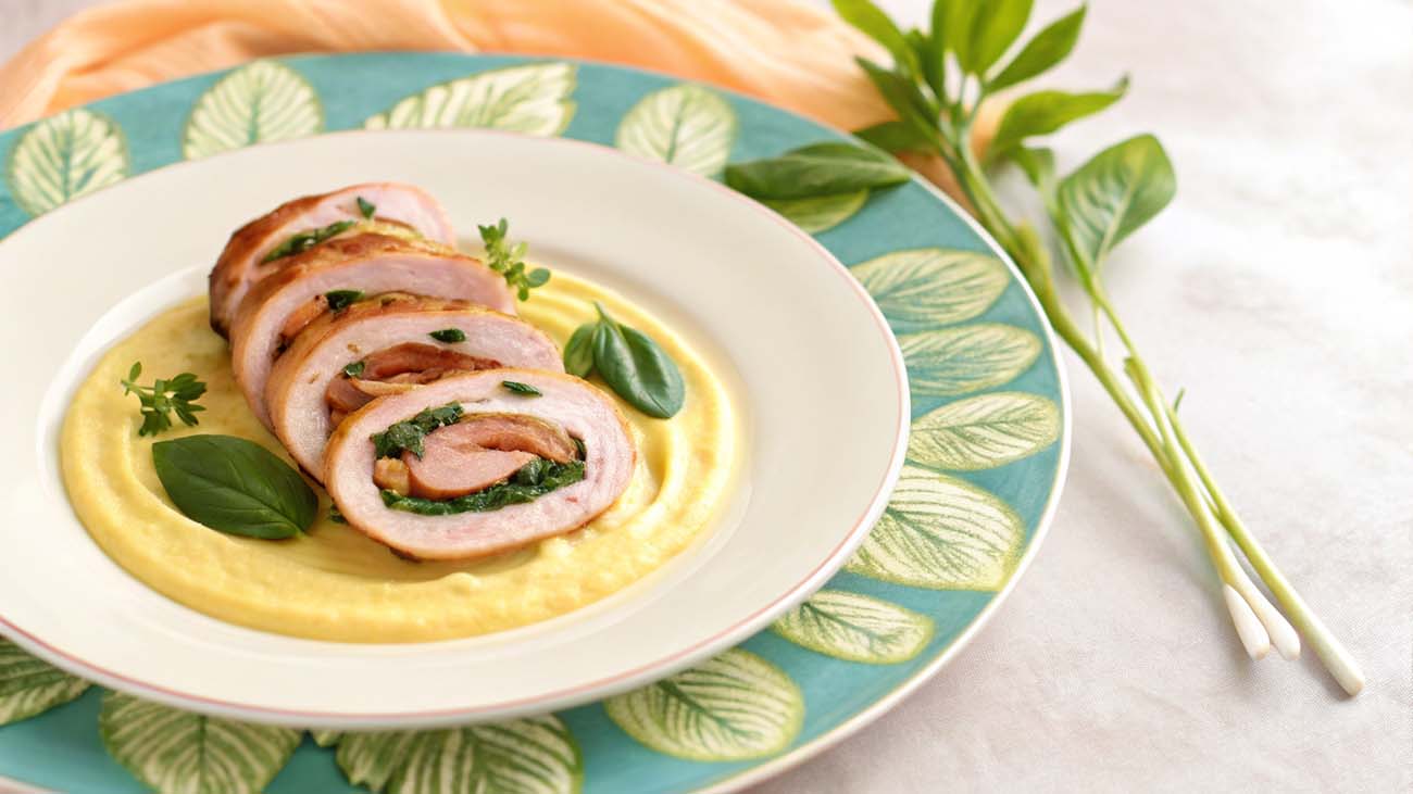 Rotolo di coniglio con bietole e crema ai fiori di zucchina